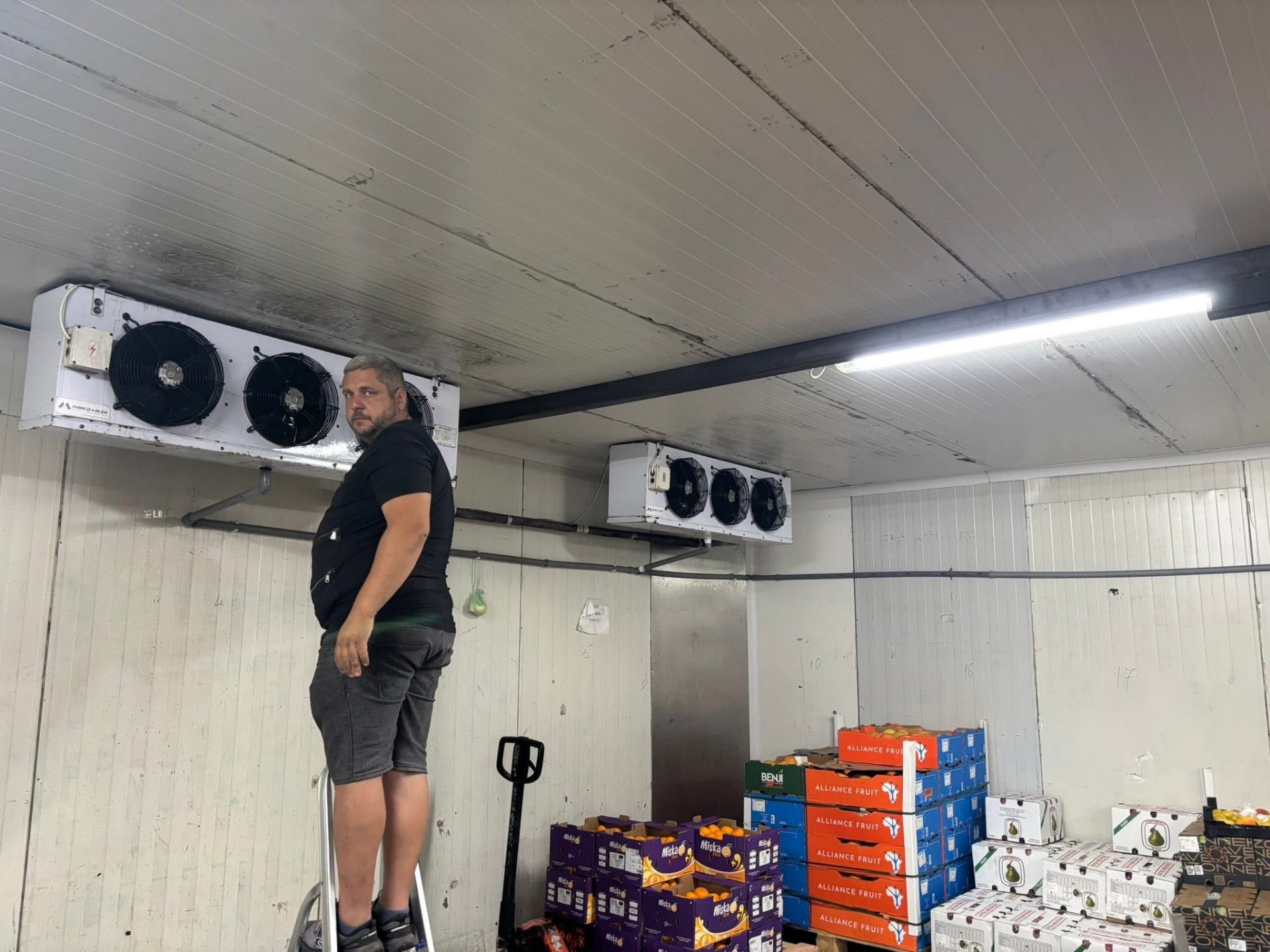 Frigotehnist verificând o unitate de aer condiționat