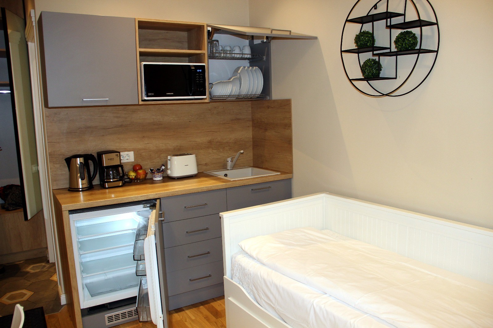 Unitate Compactă Studio cu Vedere la Munte Parcare publică stradală 20 m² Spațiu Max. 2 Oaspeți 1 Pat Dublu Open-space modern Facilități Top: Chicinetă complet utilată Baie privată elegantă Aer condiționat & Încălzire TV cu ecran plat & Mașină de cafea Vedere la munte Vezi mai multe detalii
