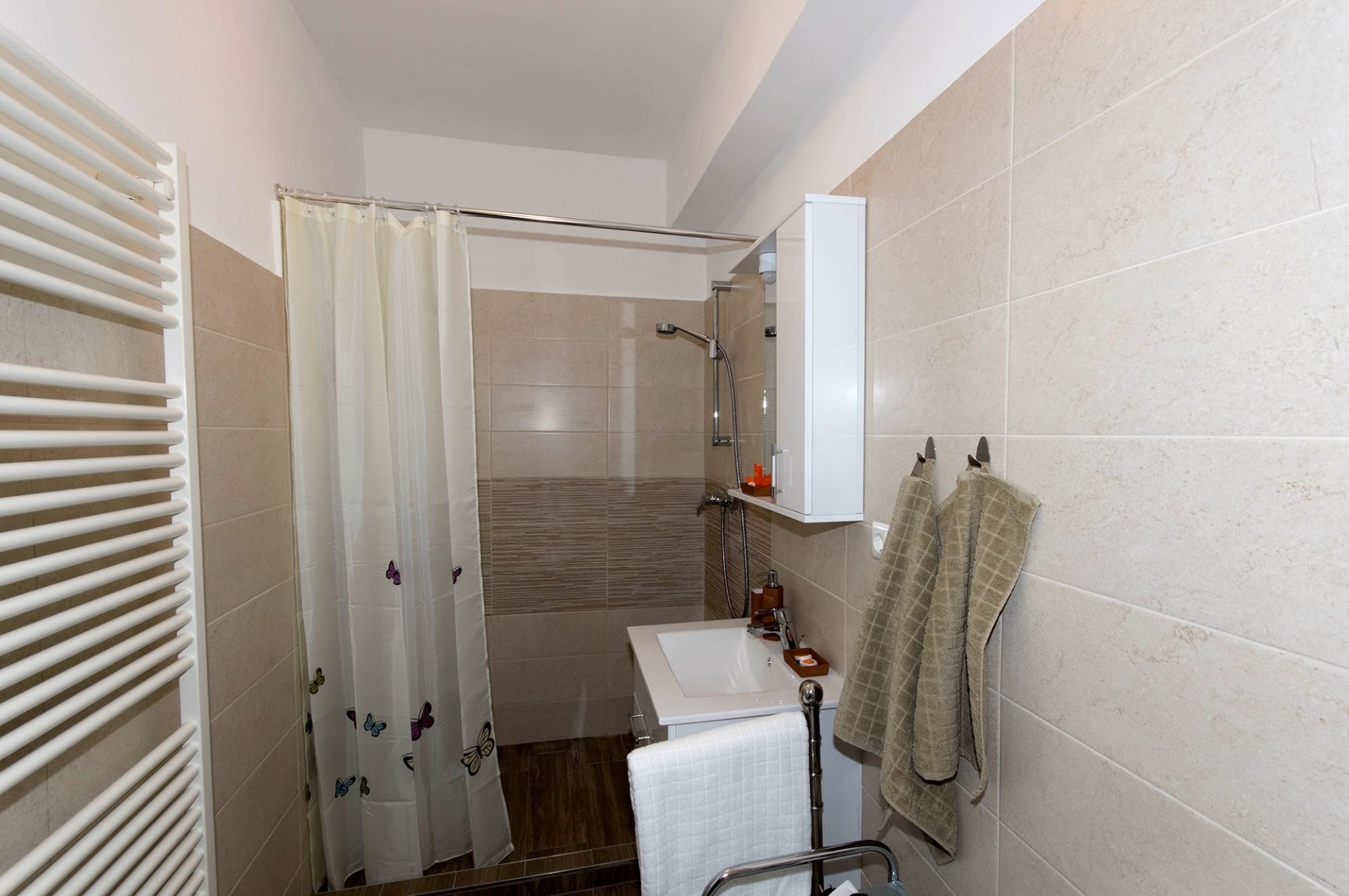 Baie modernă tip walk-in shower