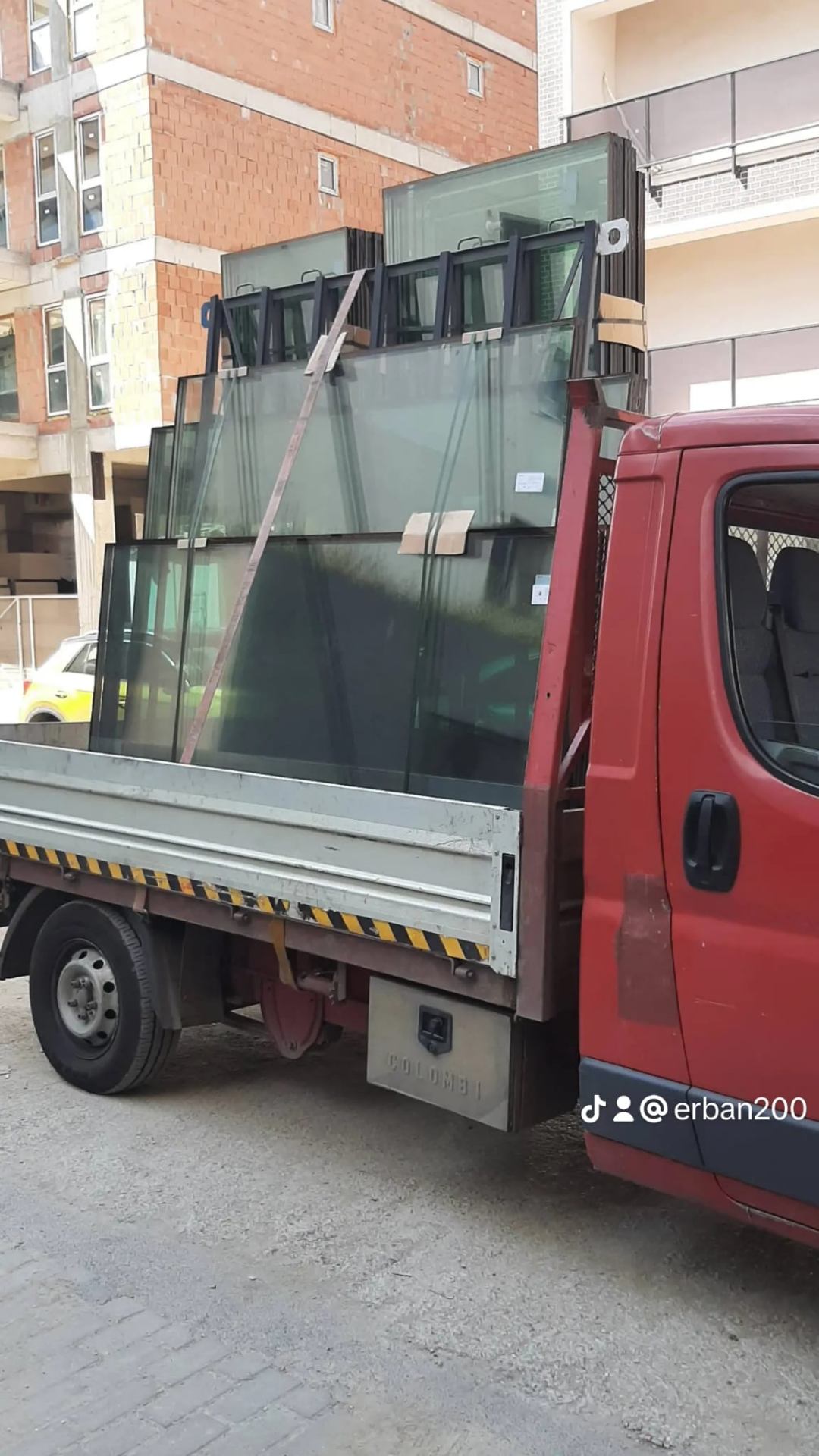 Manipulare atentă a coletelor