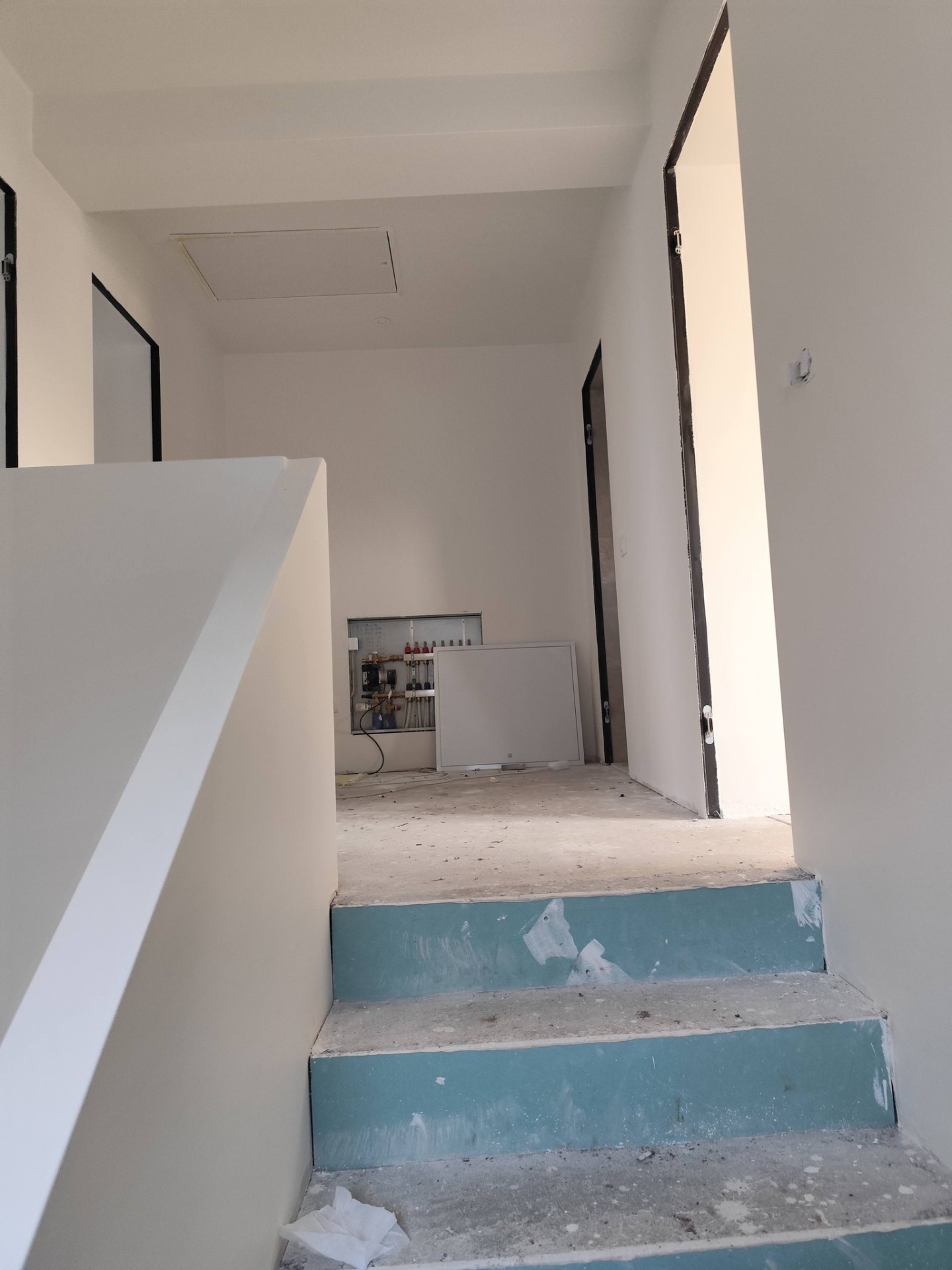Echipa Doctor Wall reparand un perete