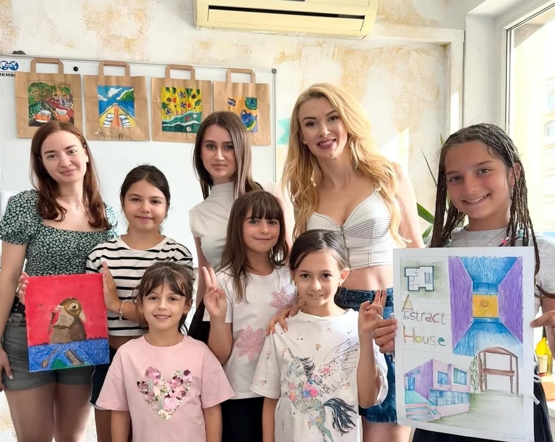 Copii și adolescenți lucrând la șevalet în cadrul cursurilor de artă