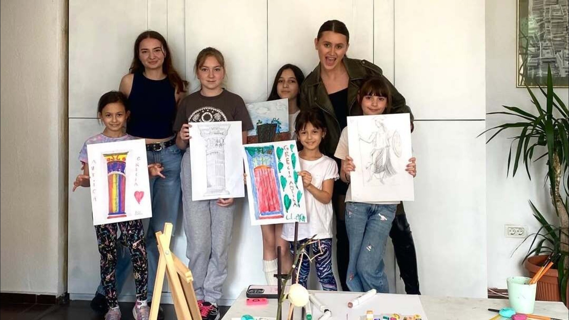 Interiorul atelierului de artă cu șevalete și lucrări colorate expuse