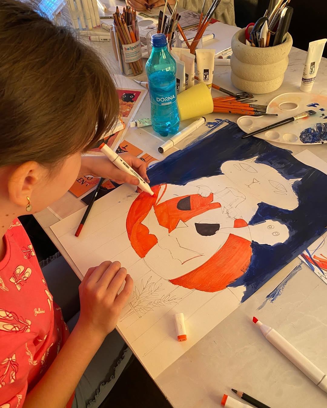 Adolescenți desenând pentru portofoliu la pregătirea de admitere