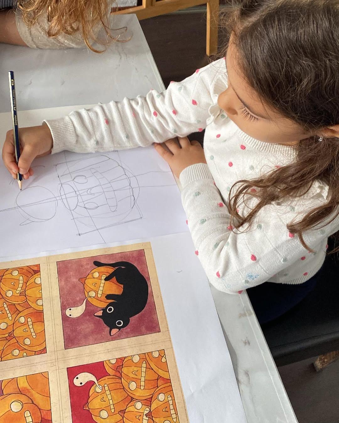 Copii și tineri pictând împreună în atelierul Visul Artiștilor