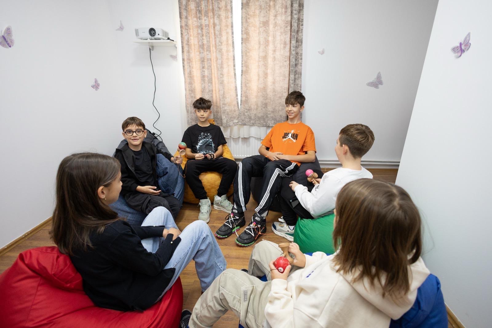 Copii la activități creative