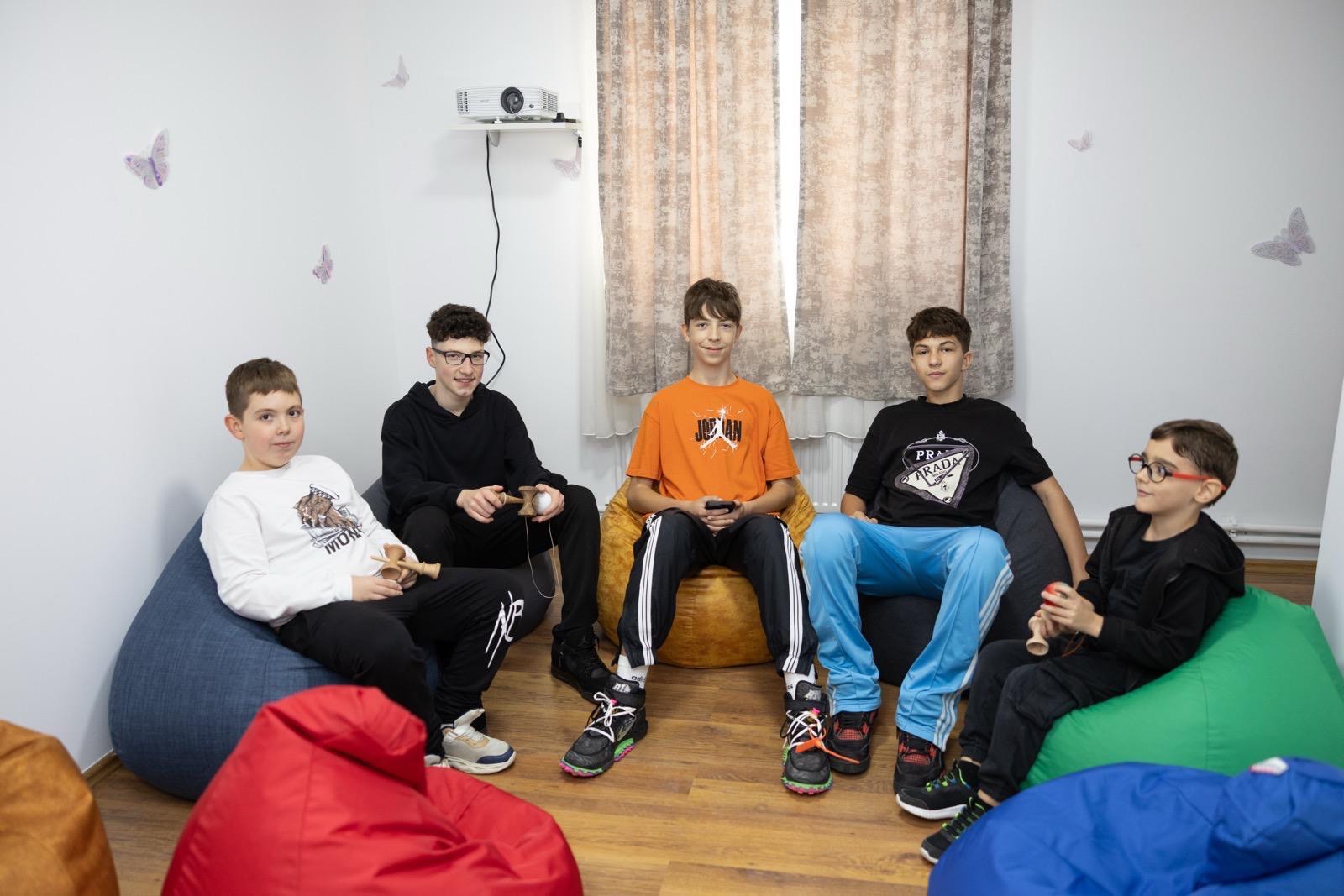 Zonă de joacă cu jucării colorate