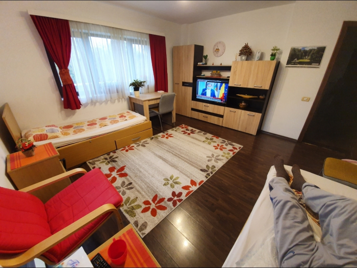 Îngrijitoare discutând cu o doamnă în vârstă