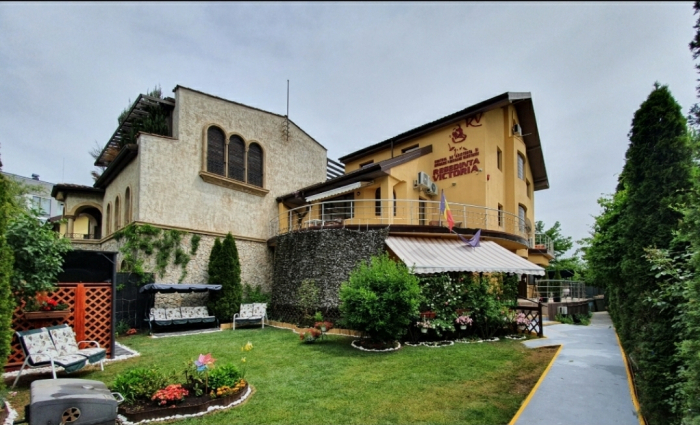 Seniori zâmbind împreună