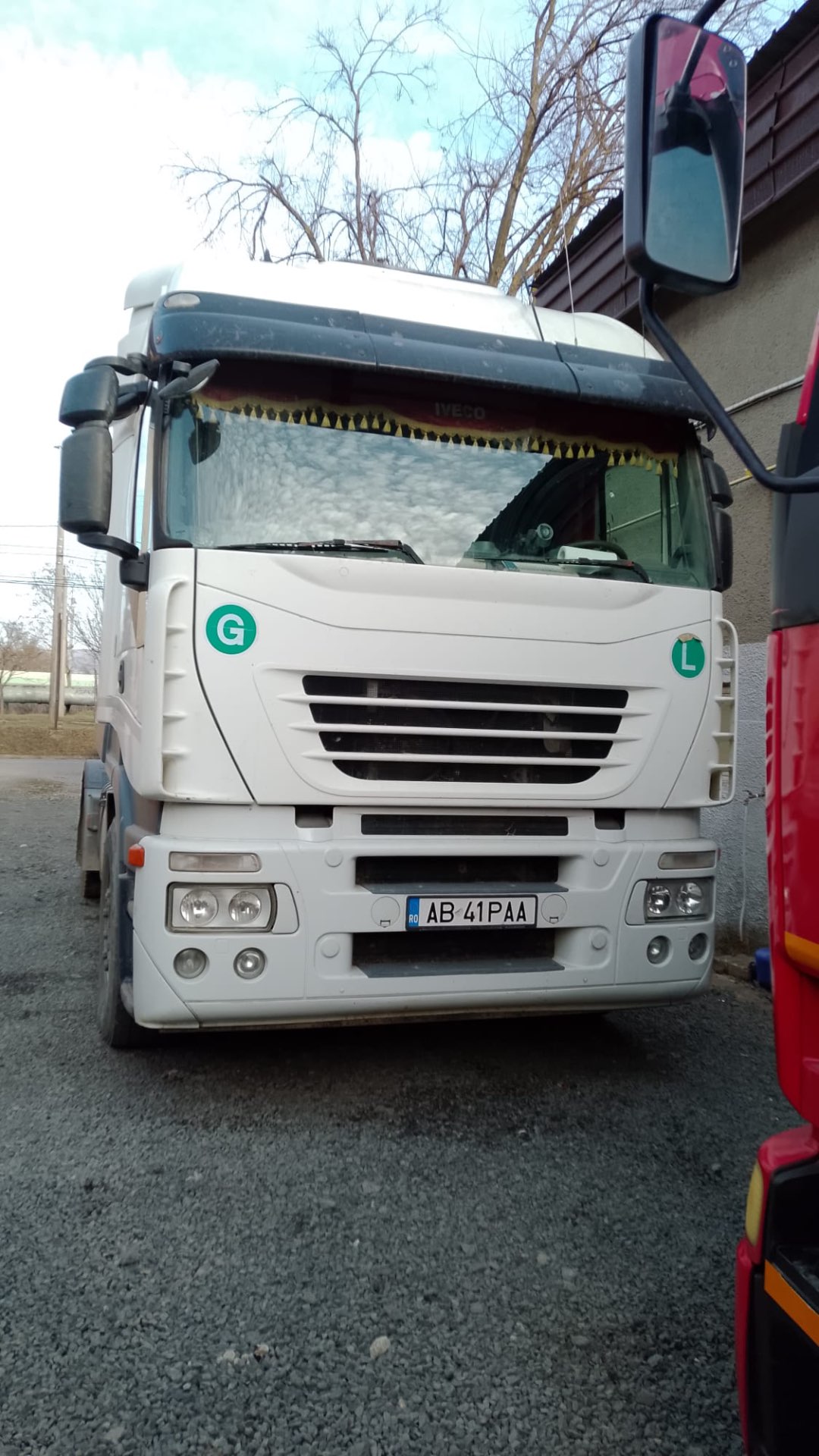 Camion Nasul & Finul la încărcat agregate
