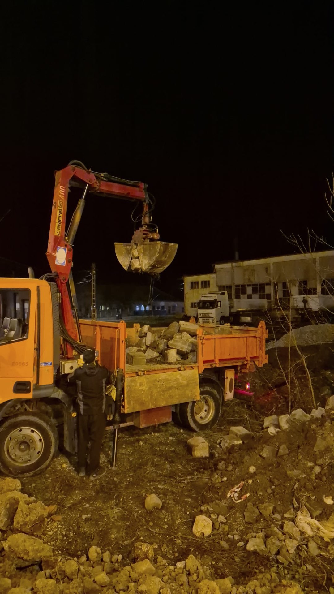 Echipă la debarasare și curățenie