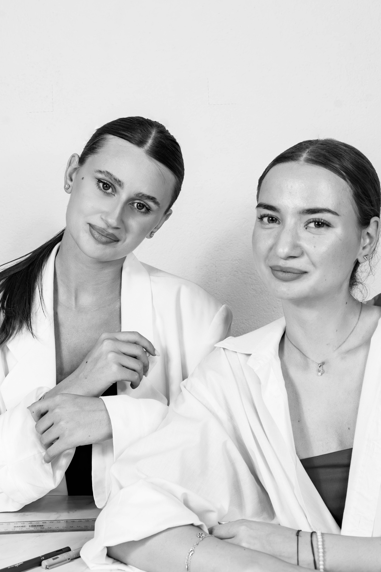 Portret al fondatoarelor atelierului Visul Artiștilor, Diana și Mădălina