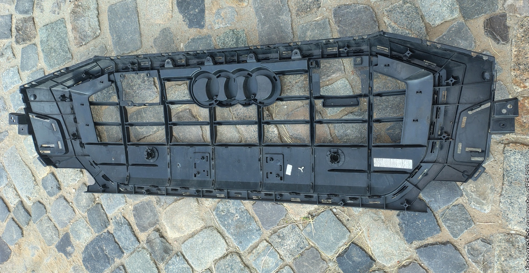 Grila radiator (plus accesorii) Audi Q8/SQ8/RSQ8  ( 2018-) cu orificii senzori